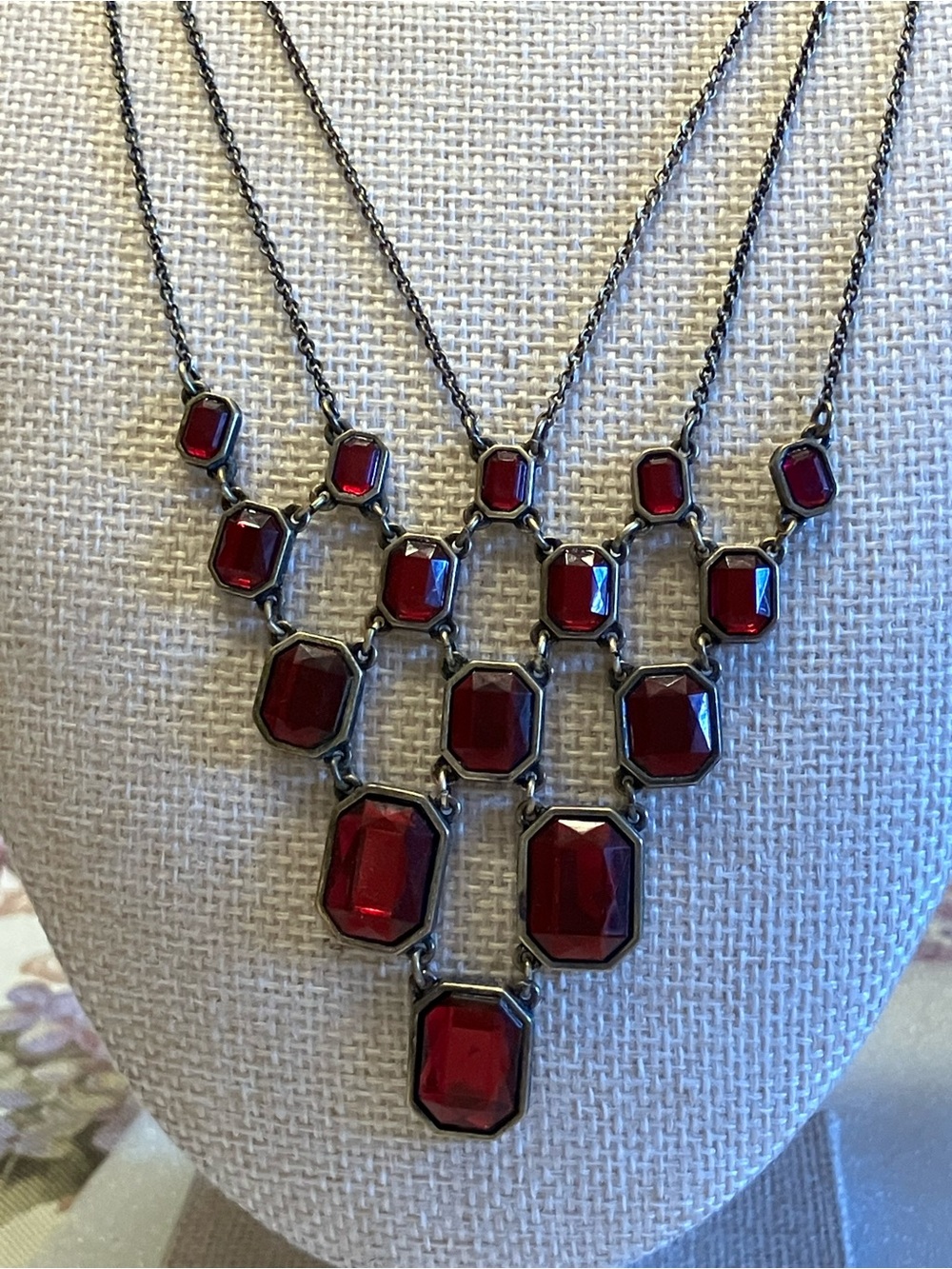 VINTAGE AVON OF BELLEVILLE NECKLACE - Picture 6 of 9